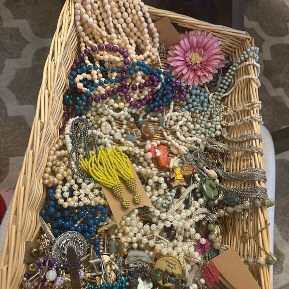 Estate Jewlery lot vintage and modern over 3lbs 
Wearable and craft-able - Picture 9 of 14